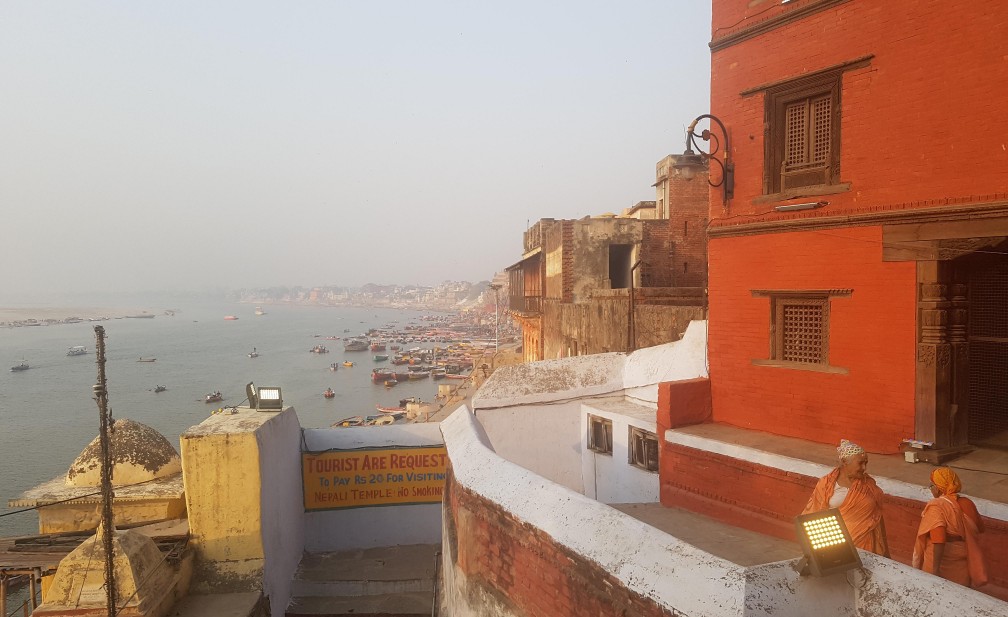 Uitzicht vanaf Nepalese tempel Varanasi