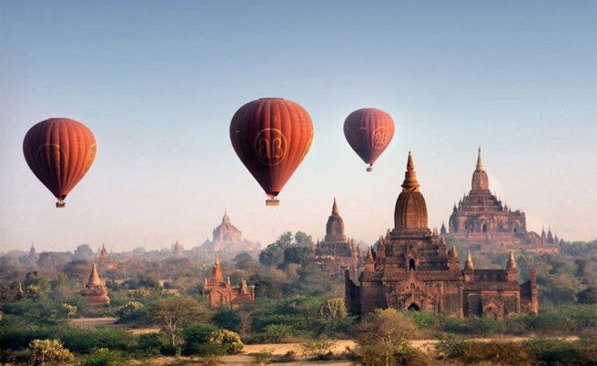 Ballonvaart over tempels van Bagan