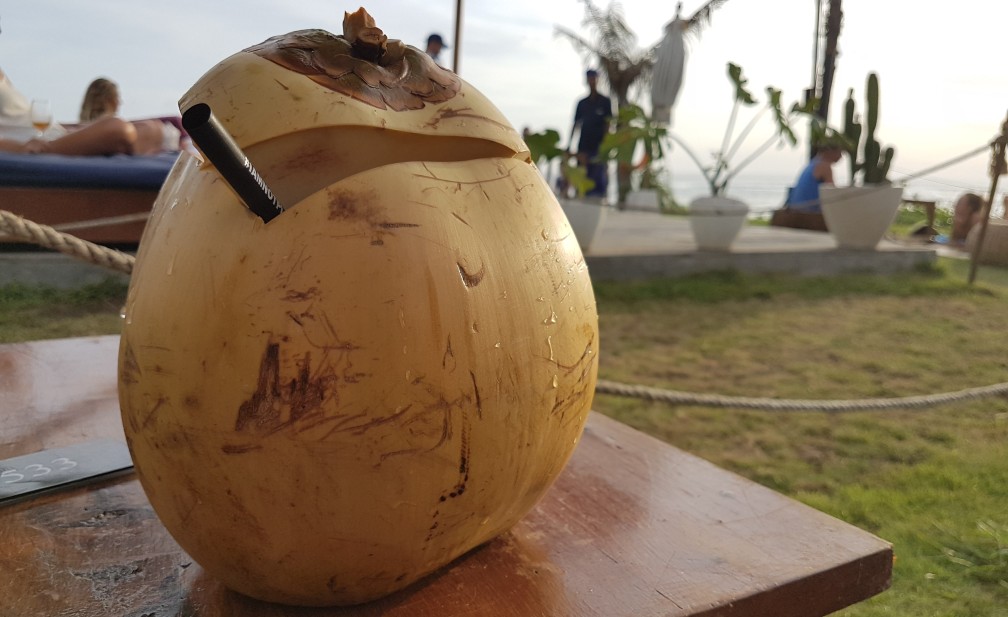 Verse kokosnoot bij The Lawn in Canggu