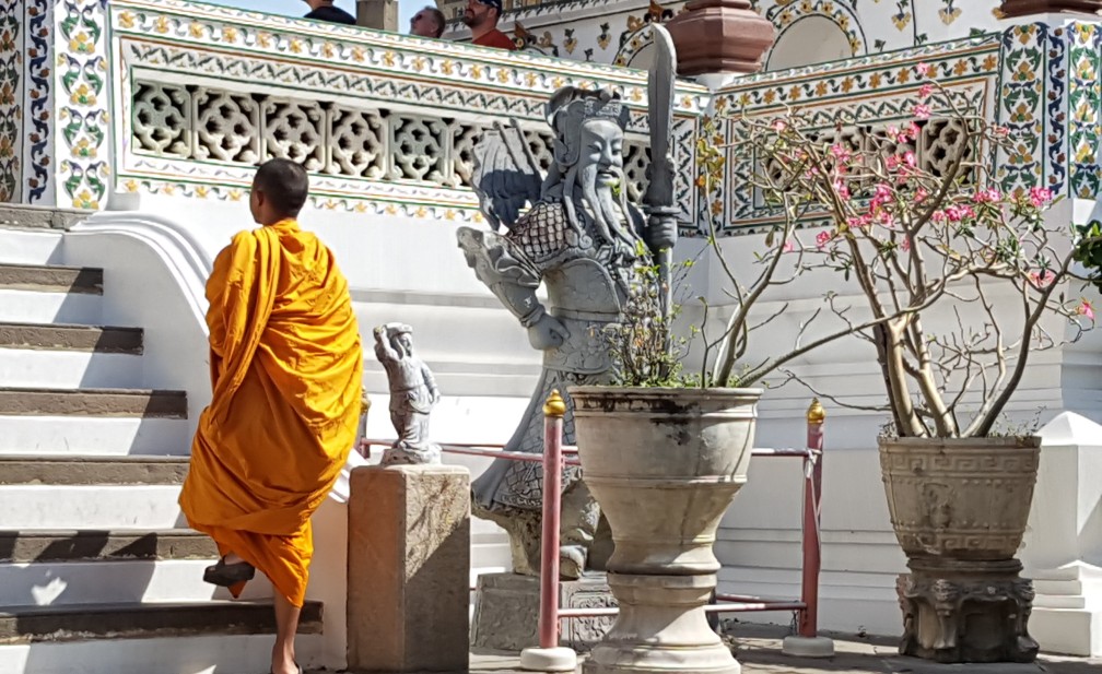 Monnik bij Wat Arun