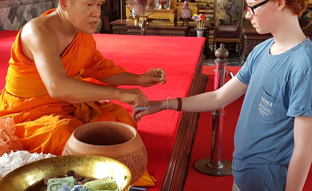 Een zegening ontvangen bij de Wat Pho Temple