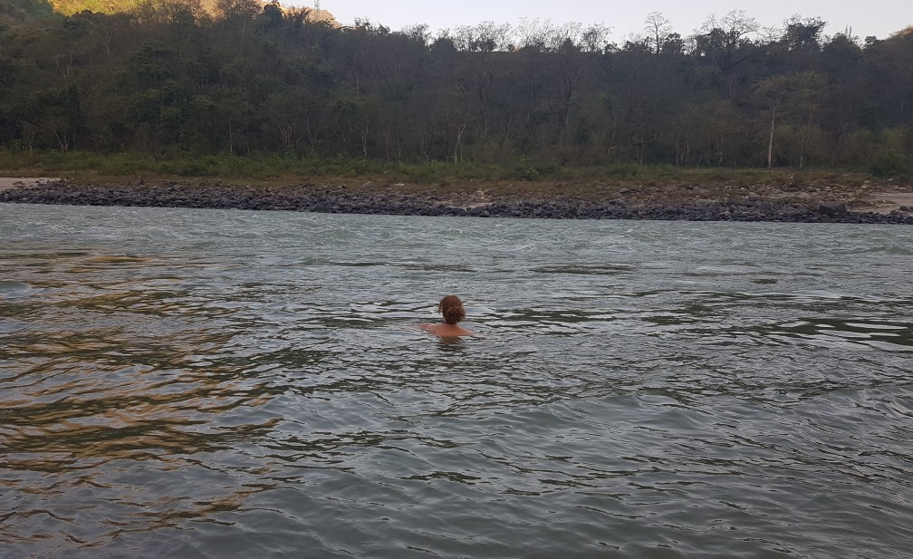 Verfrissende duik in de Ganges