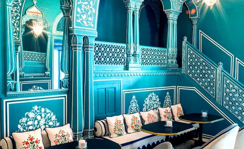 Blauwe bar Palladio in roze stad Jaipur