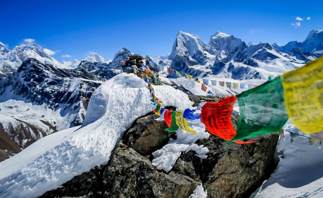 Tibetaanse vlaggen in de Himalaya