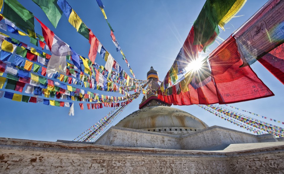 Stupa versierd met Tibetaanse vlaggen