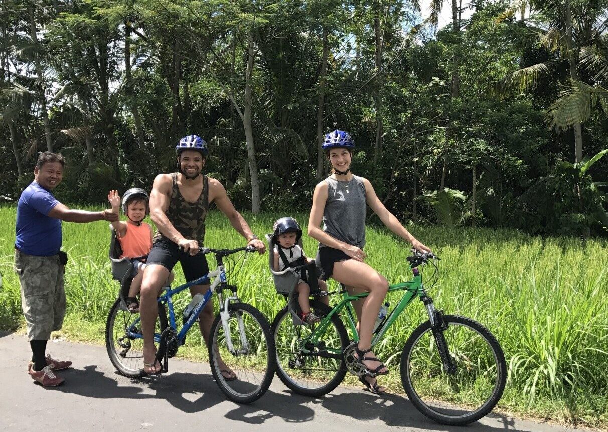 Fietsen met het gezin in Ubud, Bali.
