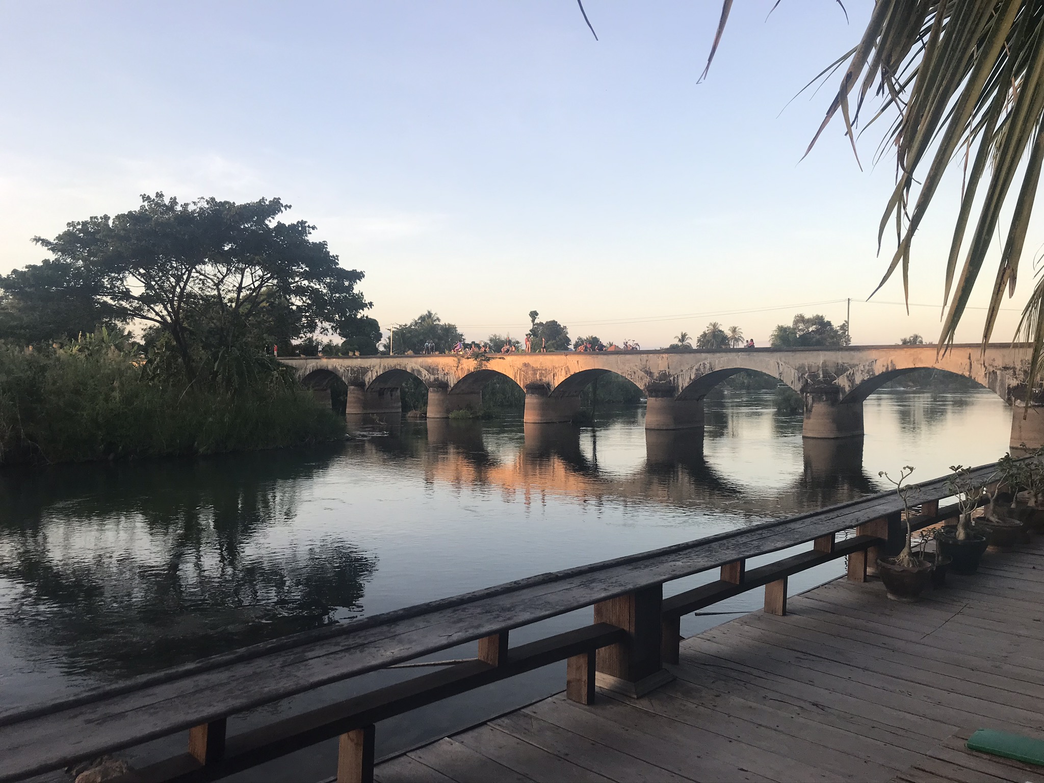 66. Zonsondergang bij de Old Bridge, Luang Prabang