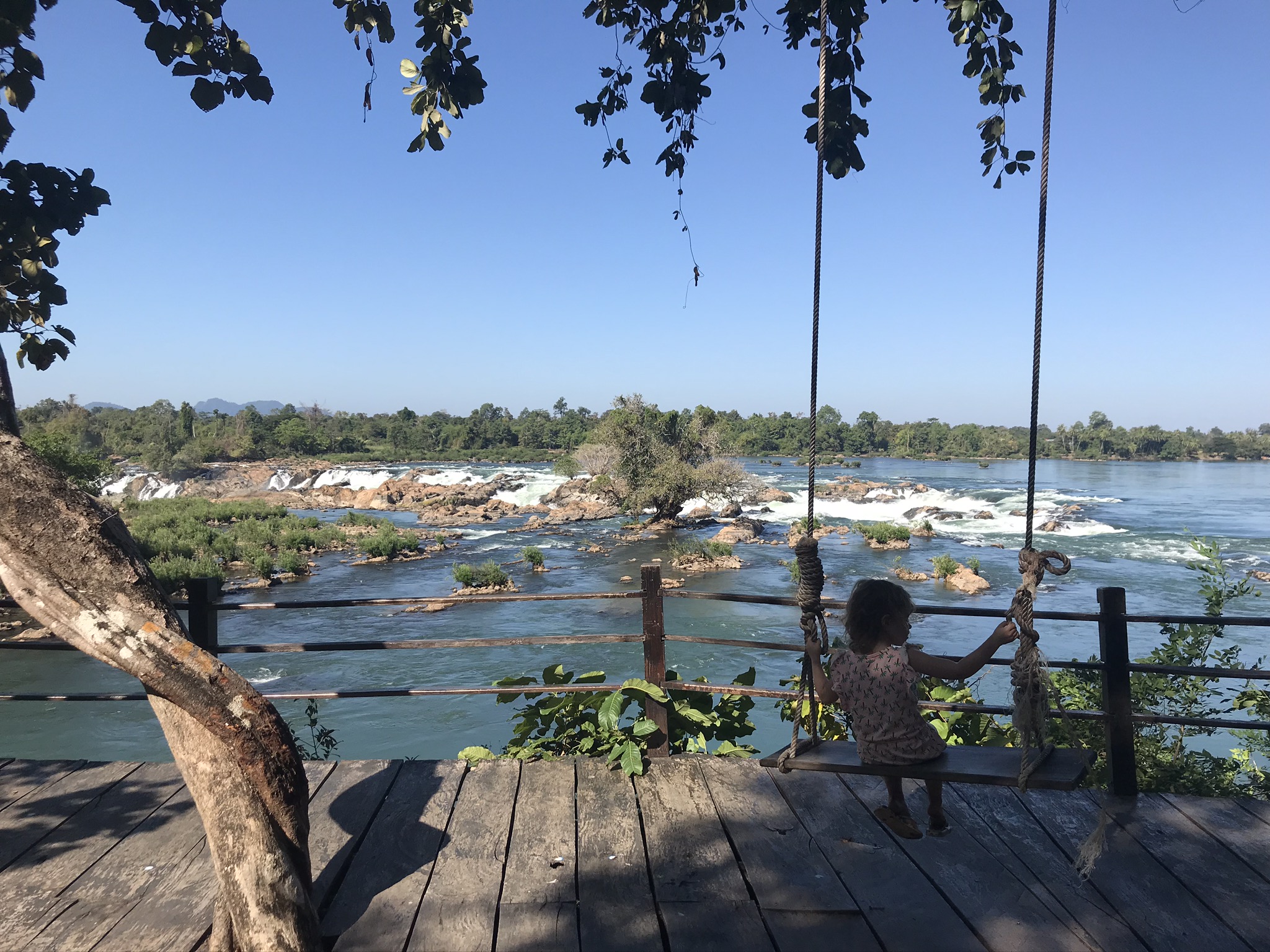 67. Schommelen bij de Khone Phapheng Waterfall