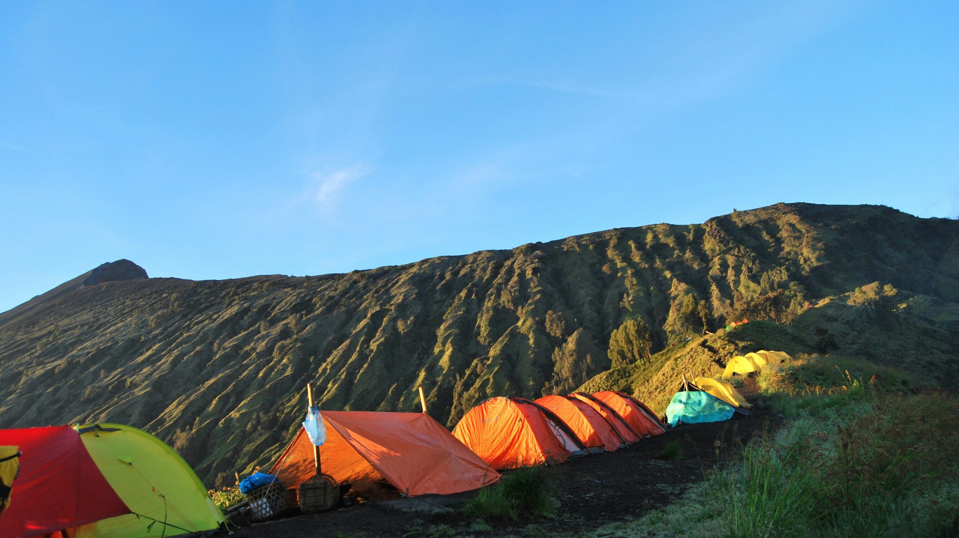 Avontuurlijk trekking Rinjani vulkaan. De berg ligt in het regentschap Noord-Lombok, in de provincie West Nusatenggara.