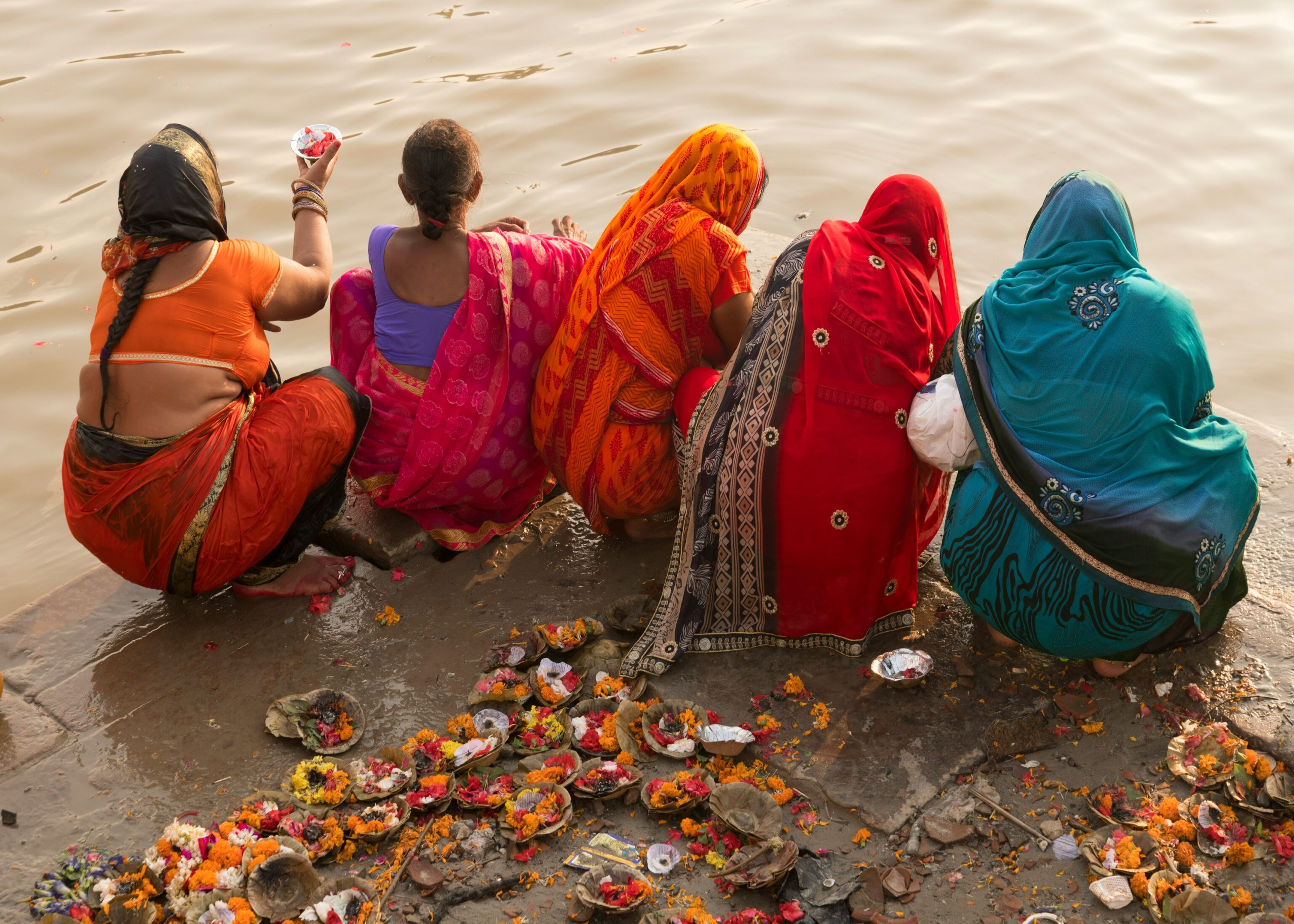 Varanasi vrouwen in traditionele kleren