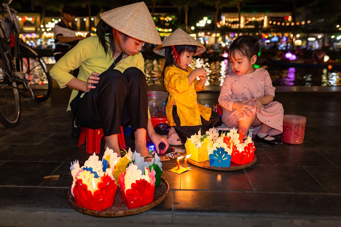 Kinderen vieren het lantaarnfestival in Hoi An