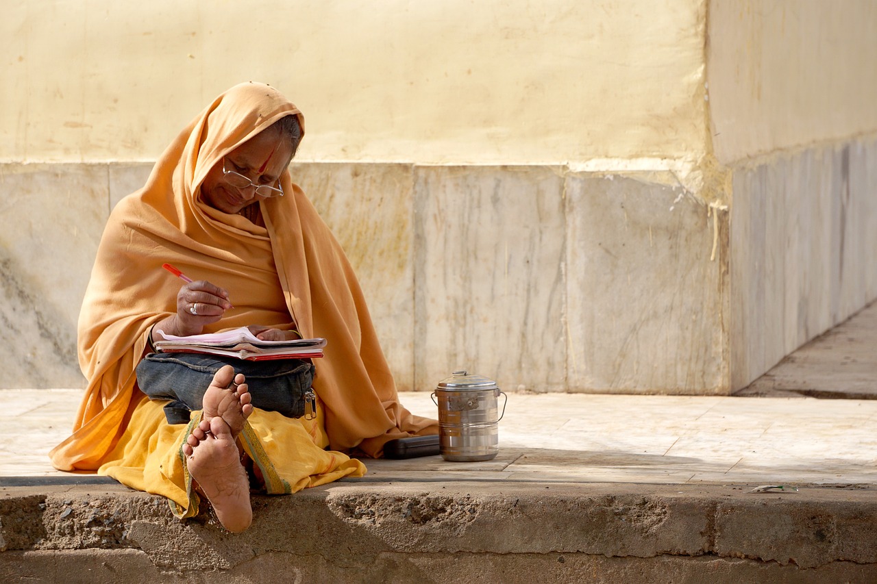 India-Delhi-Bazaar-JonHoefer-woman-6028423_1280