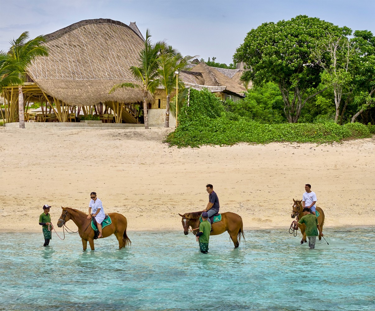 Paardrijden op het strand bij Arya Sumba