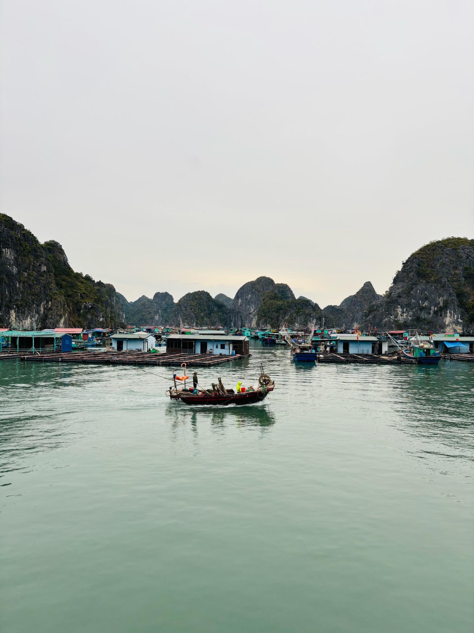 Vissersdorp bij Lan Ha Bay